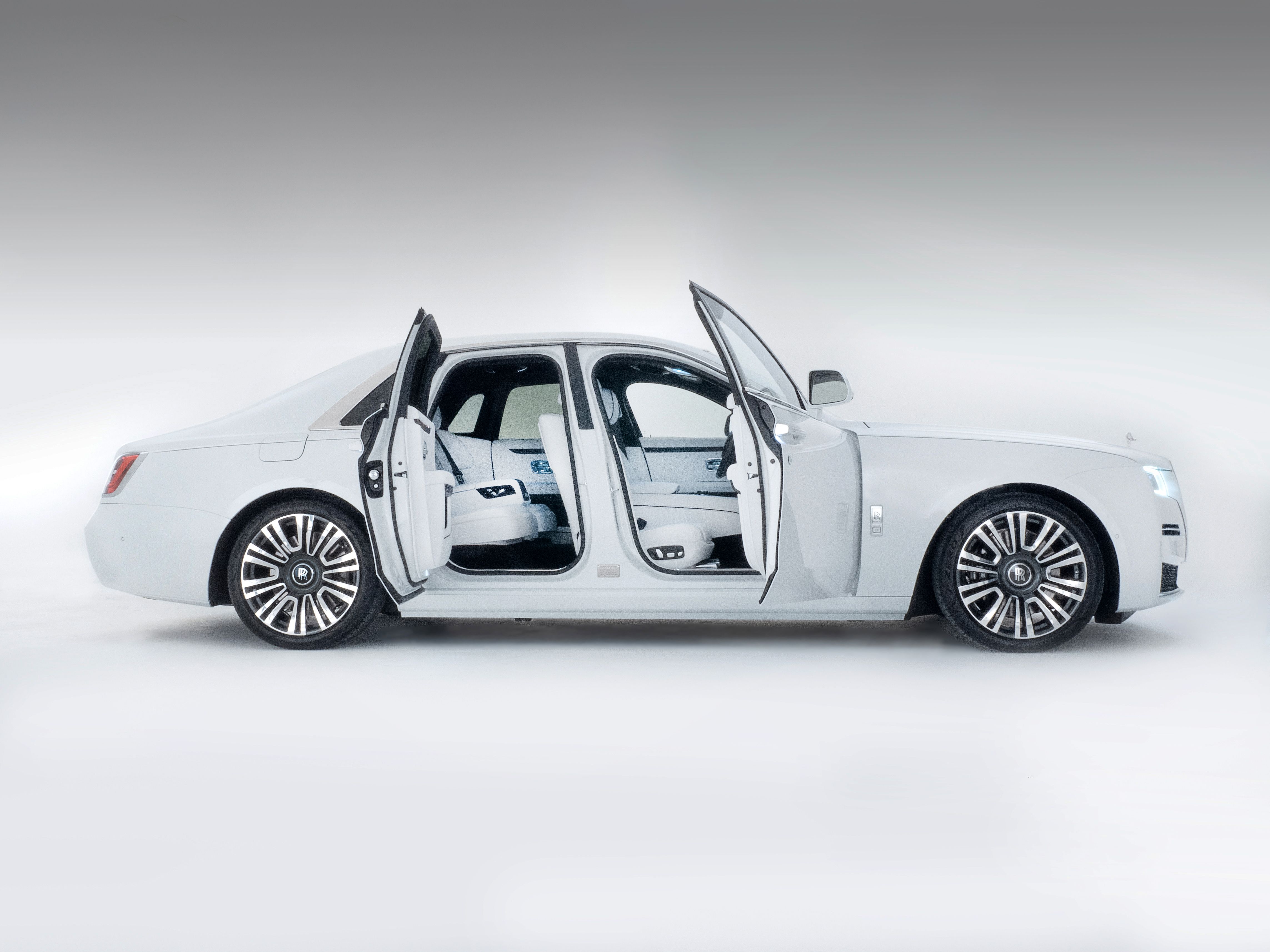 THE NEW ROLLS-ROYCE GHOST