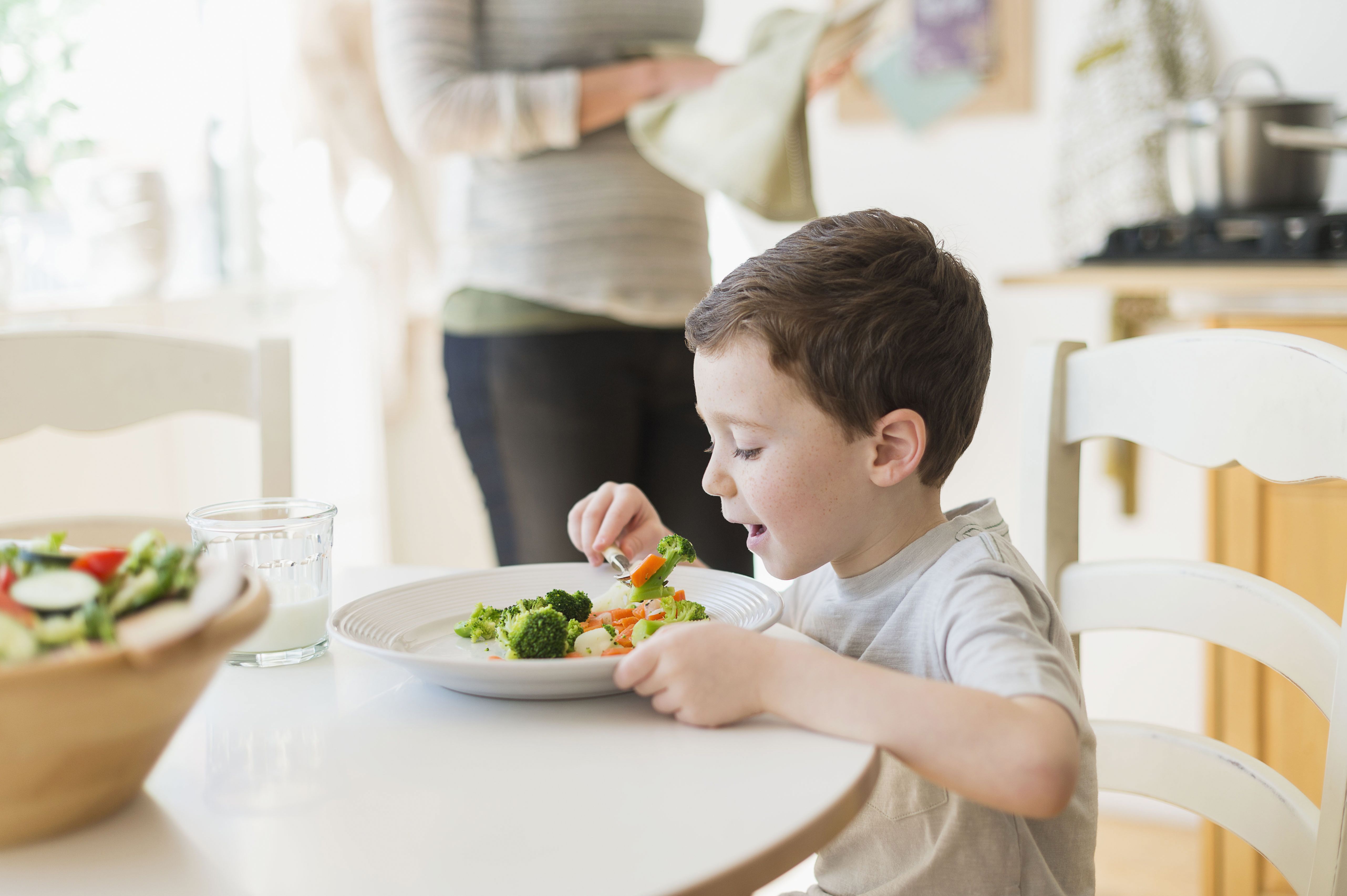 Niño Divertido 2 Años Que Come El Bebé Feliz Bebé Que Sostiene Dos