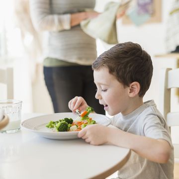 niño cenando verdura
