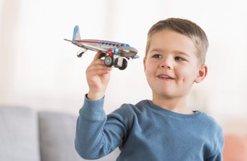 niño con avión de juguete