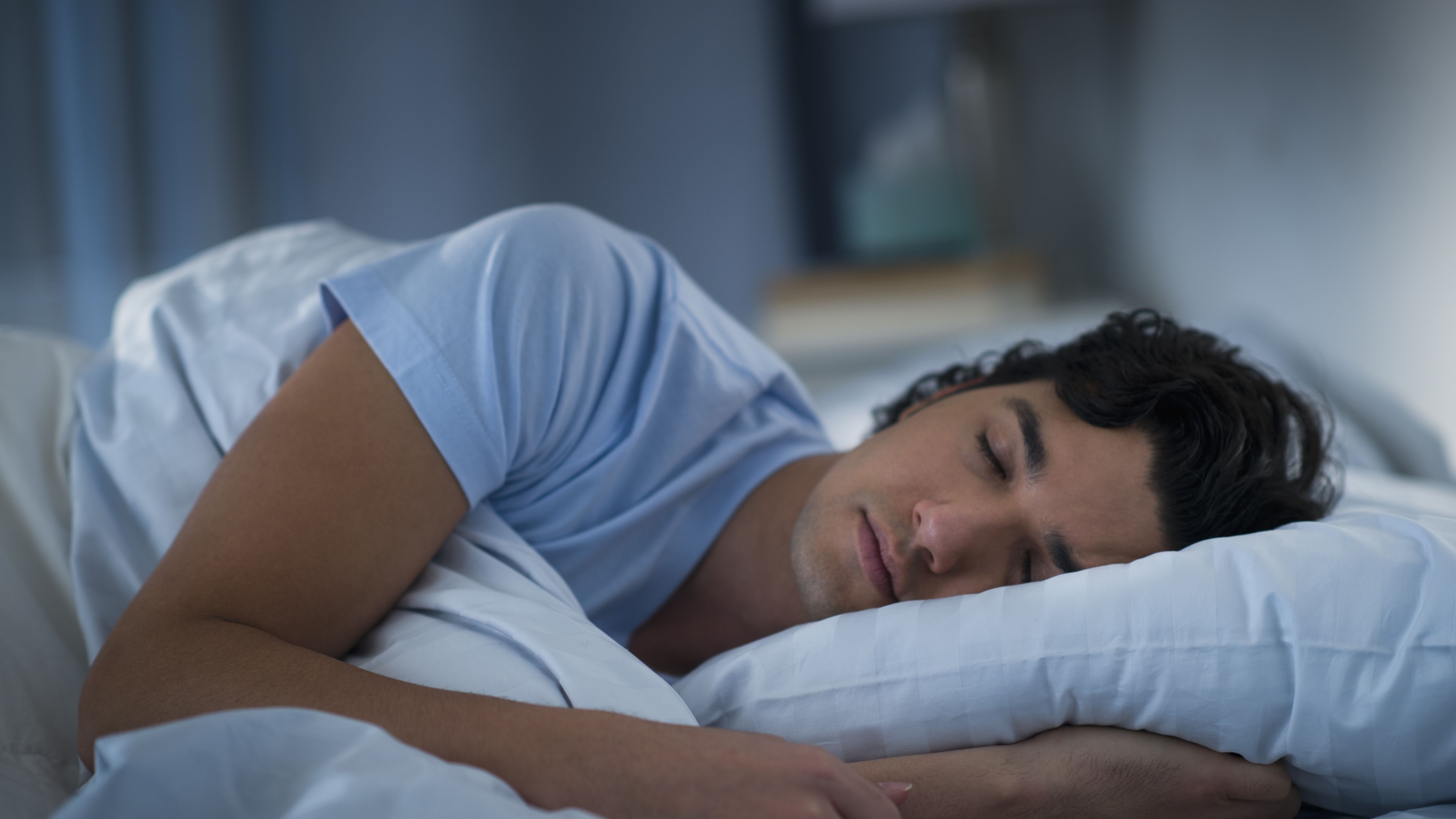 Un cuscino per le gambe può aiutarti a dormire meglio e mantenere la  colonna vertebrale allineata