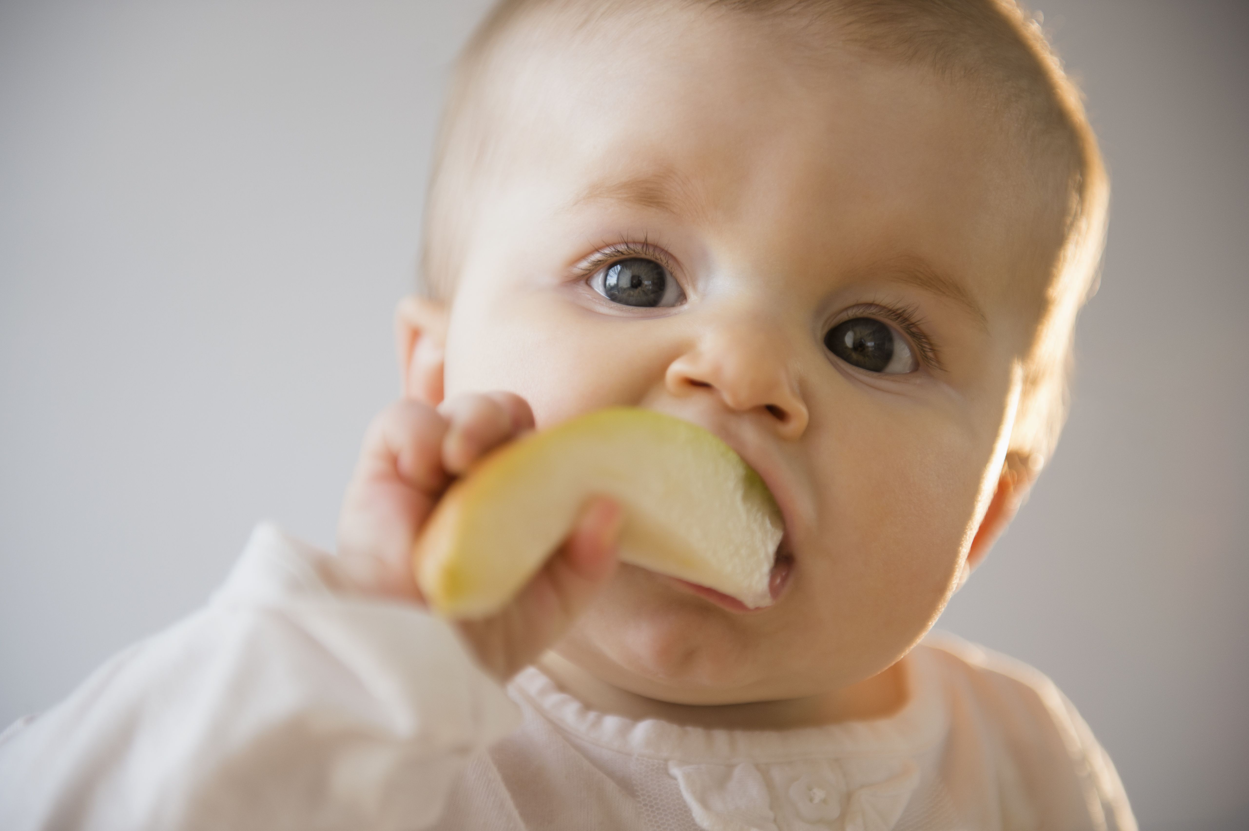 La fruta y tu bebé, ¿Cuándo y cómo debe comenzar a comerla