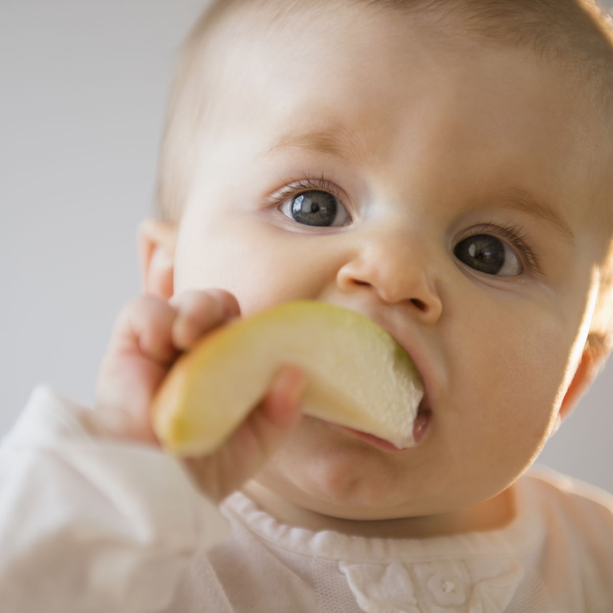 Para la fruta de tu bebé, mejor la pieza entera