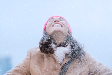 USA, New Jersey, Jersey City, Woman in snowfall