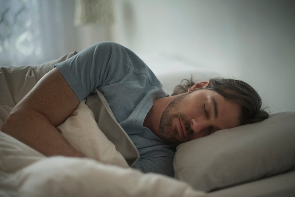 USA, New Jersey, Man sleeping in bed