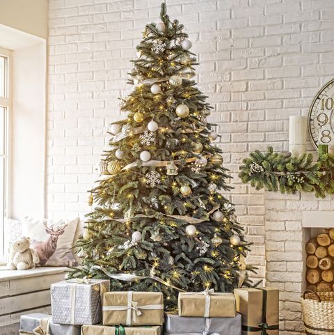 How to Make a Real Christmas Tree Last Longer