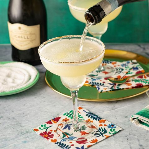 sparkling margarita with champagne pouring