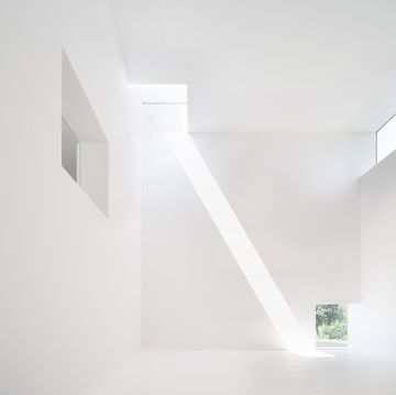 gli interni total white della nuova sala espositiva