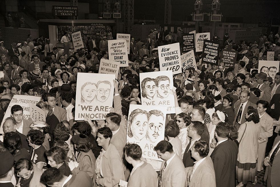 demonstrators at penn station protesting rosenberg sentence