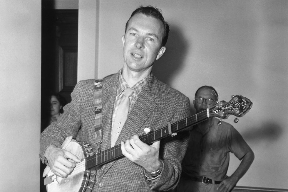 pete seeger plays banjo