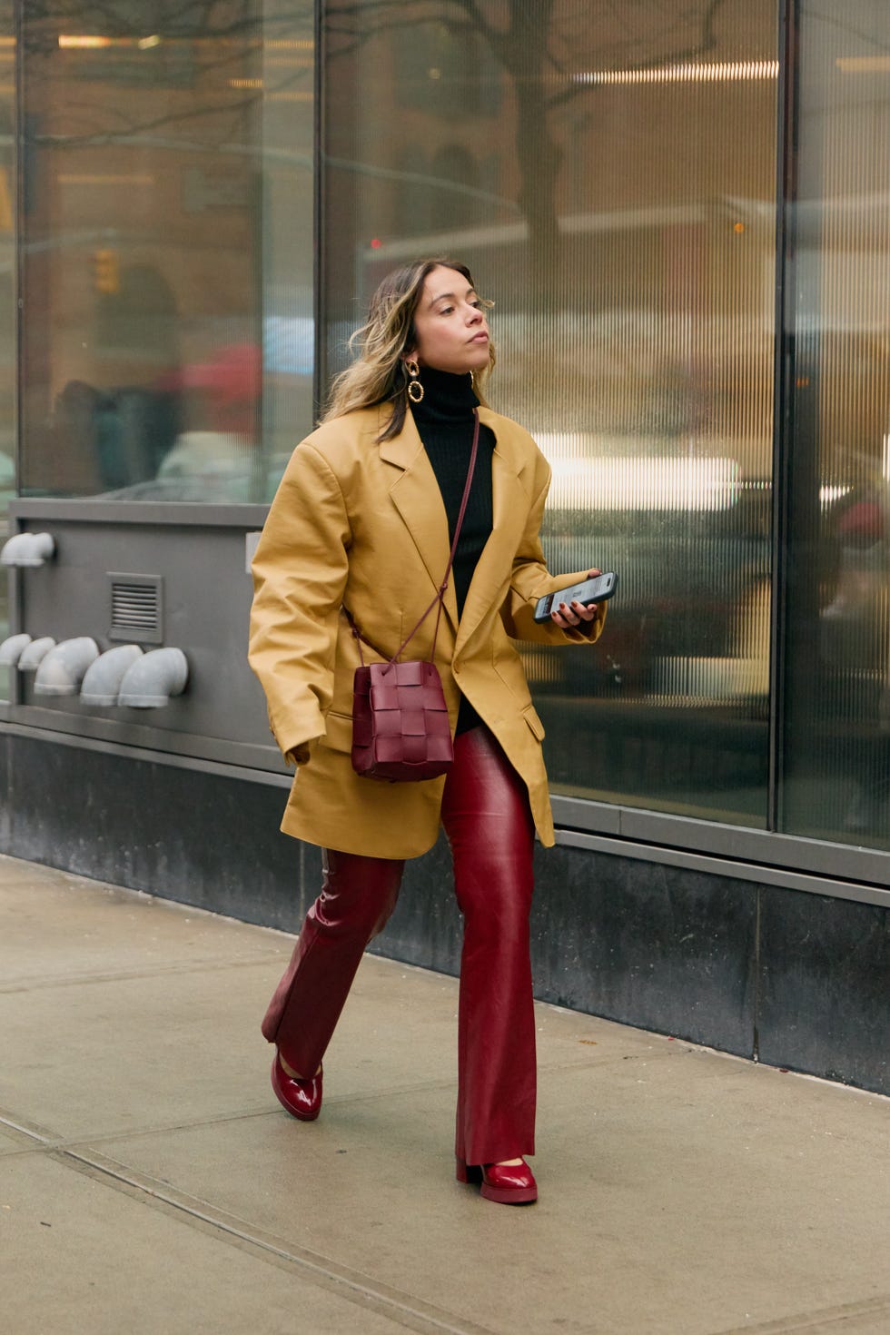 bolsos trenzados tendencia 2025 primavera chicas clasicas