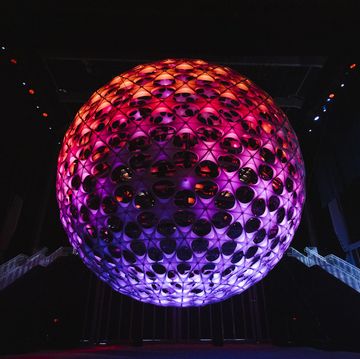 la sfera colorata che custodisce un club di musica