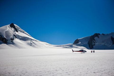 Roep de hulp van een helikopterpiloot in om het hart van de hoogste bergen en gletsjers van NieuwZeeland te bereiken Vliegend over de ondoordringbare gletsjers Fox Franz Josef en Tasman cirkelend boven de 3724 meter hoge Mount Cook en met een korte landing voor wat geravot op het ijs heb je de ervaring van je leven in de meest ongerepte natuur van het Unescowerelderfgoed van Te Wahipounamu