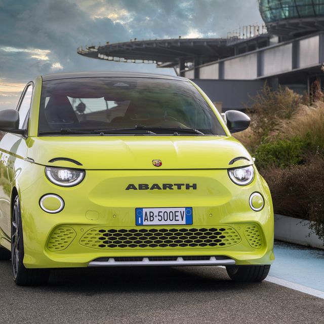 Fiat Abarth 500e Is a 155-HP All-Electric Ball of Fun