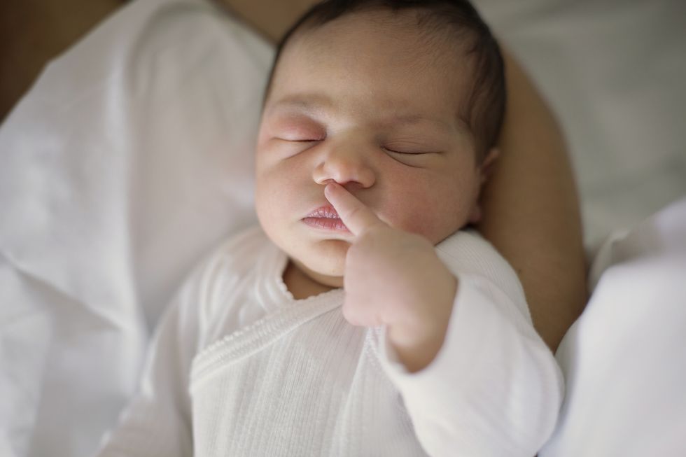 hidratar la nariz del recién nacido, como el de la foto, le ayuda a respirar mejor si tiene mocos