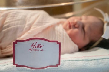 niña recién nacida con cartelito de su nombre