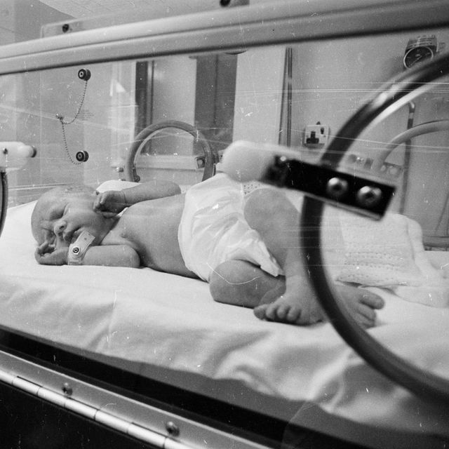 bebé en una incubadora