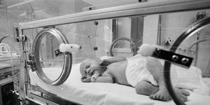 bebé en una incubadora