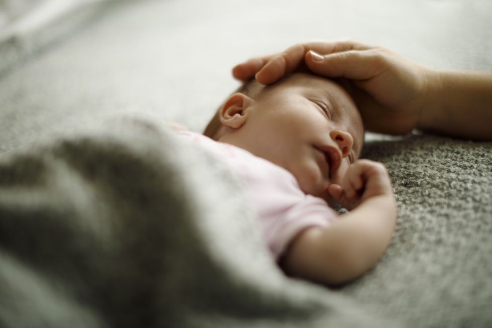 los estornudos son uno de los ruidos raros que hacen los recién nacidos y que preocupan a los padres