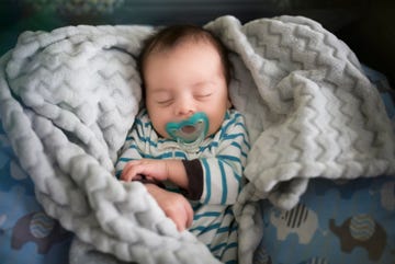 bebe dormido con chupete