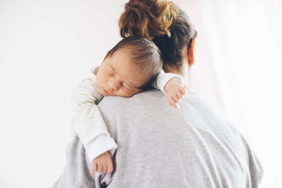 los ruidos raros que hacen los bebés, como este recién nacido dormido en la espalda de su madre
