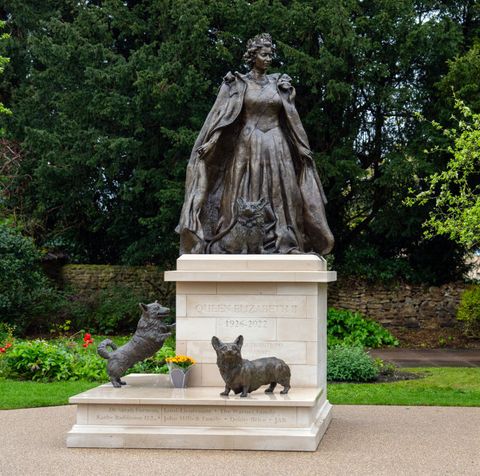 エリザベス女王　記念碑　銅像　コーギー　ロイヤルファミリー