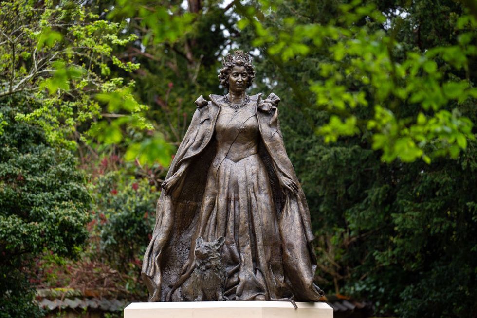 queen elizabeth ii statue unveiled in rutland