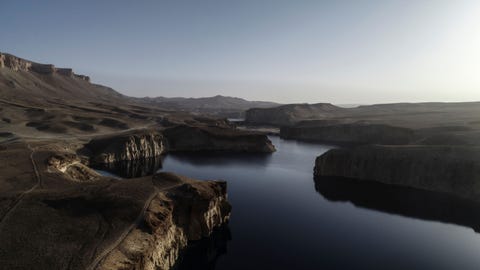 Verscholen in de bergketen Hindoekoesj is BandeAmir het eerste nationale park van Afghanistan Zijn intens blauwe meren van elkaar gescheiden door natuurlijke dammen van travertijn zijn een geologische zeldzaamheid en trekken elk jaar honderdduizenden bezoekers uit alle provincies van hele land De Afghanen geloven dat het water in het park heilig is zegt fotografe Newsha Tavakolian Ik zag hoe een aangeslagen soldaat door zijn familie naar het meer werd gebracht ze bonden hem een touw om het middel en duwden hem onder in het water Het water zou hem genezen zeiden ze Ik vroeg een vrouw om mij onder te duwen in het water dat het koudste was dat ik ooit heb gevoeld