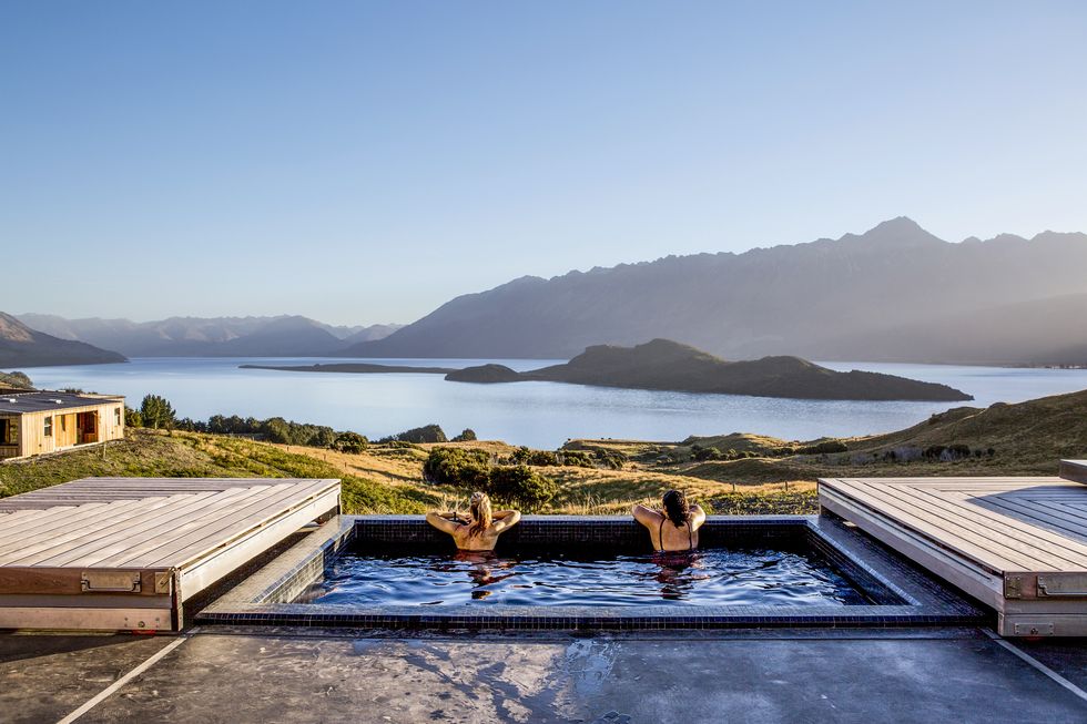 Property, House, Sky, Roof, Mountain, Swimming pool, Lake, Home, Vacation, Highland, 