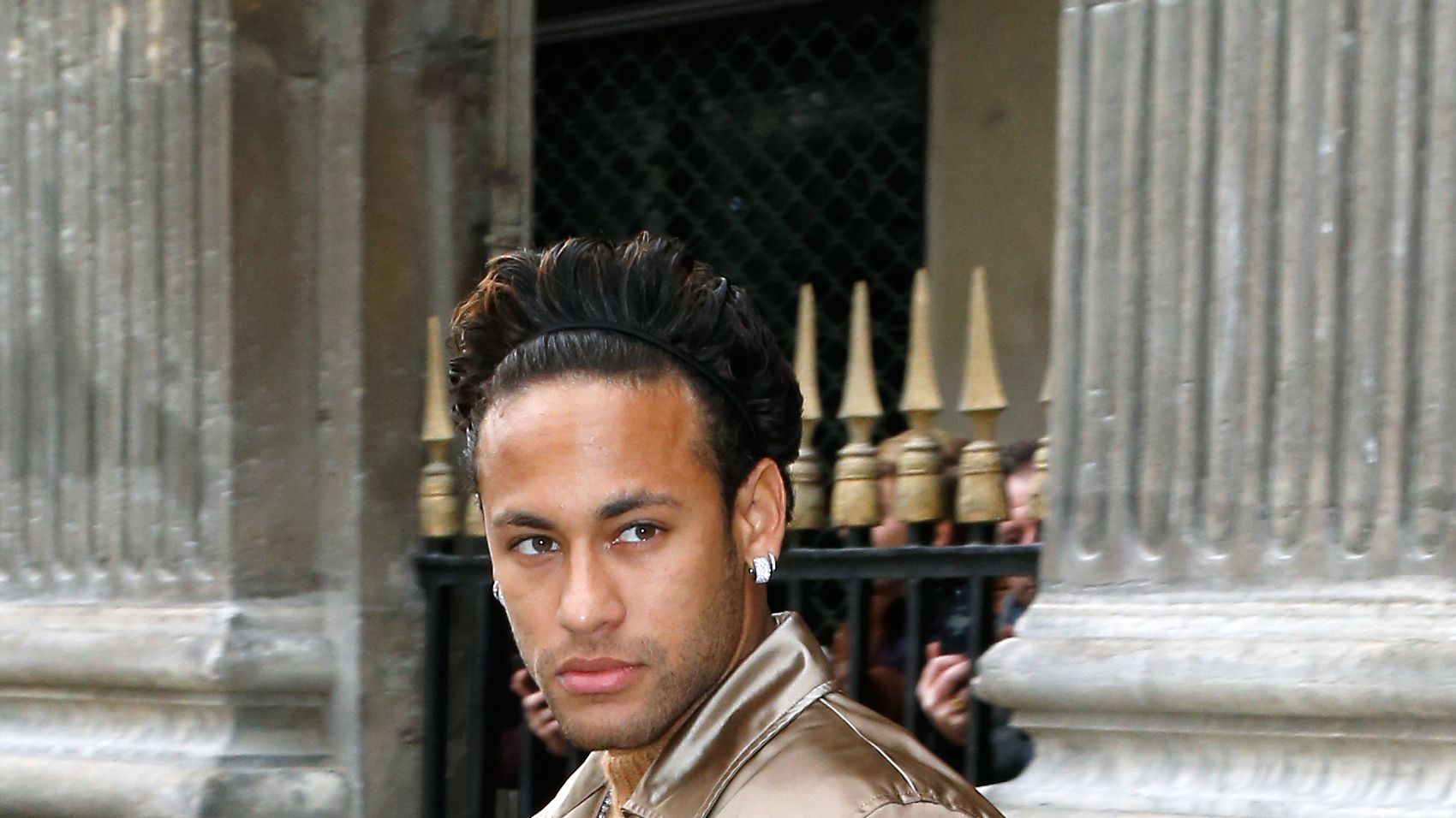 Neymar estrena peinado loco con diadema en el desfile de Louis Vuitton