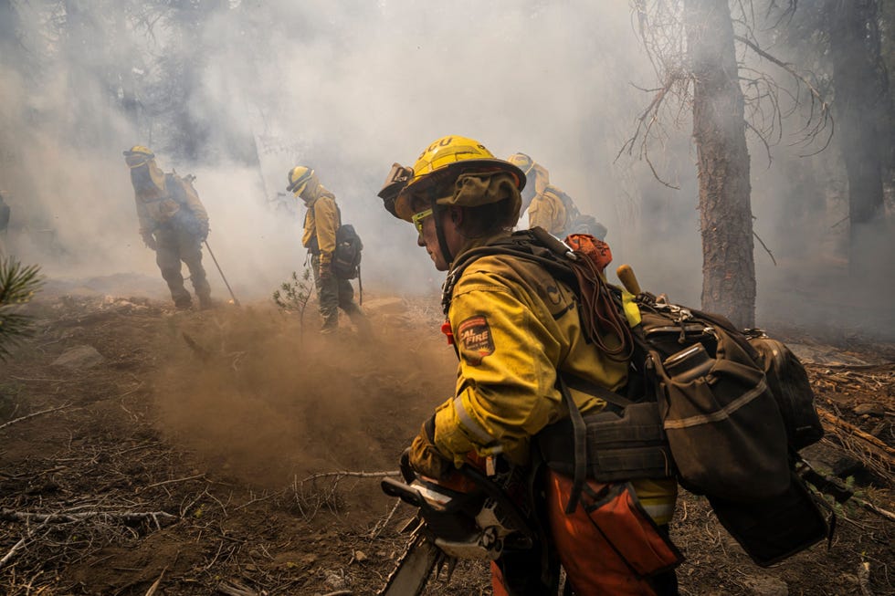 CALFIRE; CLIMATE CHANGE; FEMALE FIREFIGHTERS Melissa Bell 36 uit Livermore Californi hanteert een kettingzaag bij het doven van een hotspot tijdens het Dixie Fire dat in de buurt van Susanville Californi woedt 26 augustus 2021 Ik beschouw me als een van de kerels zegt Bell Als je maar hard werkt daar gaat het om En om de taken die je moet uitvoeren Je werkt als team teamwork is alles bij de brandbestrijding Het gaat niet om n iemand die al het werk doet Daar in het veld krijg je alleen samen iets voor elkaar