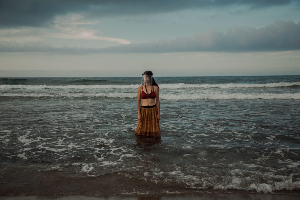 VERACRUZ MEXICOFotografe Mariceu Erthal nam dit zelfportret in juli 2020 toen ze voor het eerst weer de zee opzocht nadat ze tijdens diverse lockdowns lange tijd thuis had gezeten Volgens eigen zeggen leverde de quarantaine haar een zekere gemoedsrust op en stelde deze periode mij in staat om mijn eigen verdriet en angsten te onderzoeken