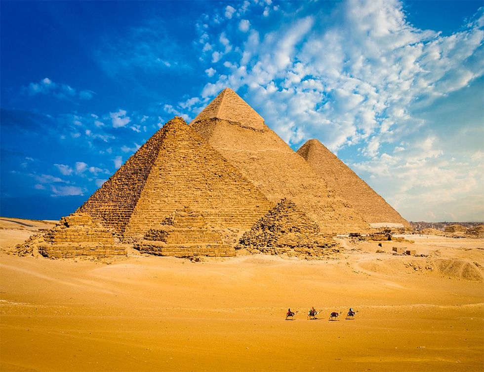 De bouw van de grote piramide van Choefoe heeft twintig jaar geduurd Elke zijde heeft een exacte lengte van acht plethron 2368 meter en dezelfde hoogte Op de foto staan de drie belangrijkste piramiden van Giza Op de achtergrond de grote piramide gebouwd door Choefoe