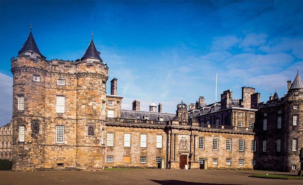In de 12de eeuw werd het gebouwd als klooster en eeuwenlang was het de officile residentie van de Schotse koningen Maar nadat Jacobus VI in 1603 tot koning van Engeland was gekroond zou het paleis nooit meer als hof dienen