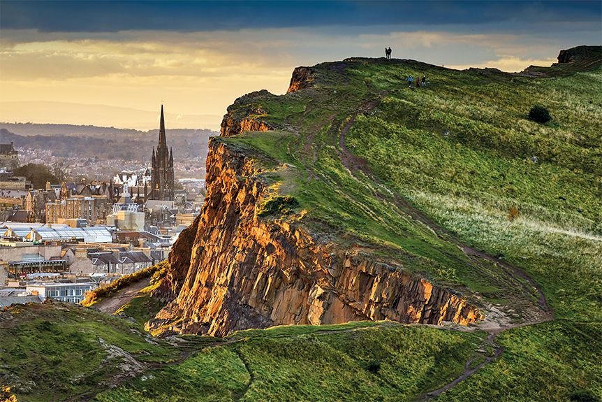 In de verte is Edinburgh te zien omlijst door de Salisbury Crags in Holyrood Park Vanaf hier is ook Dalkeith te zien het dorp waar volgens een Engelse reiziger alle heksen worden verbrand