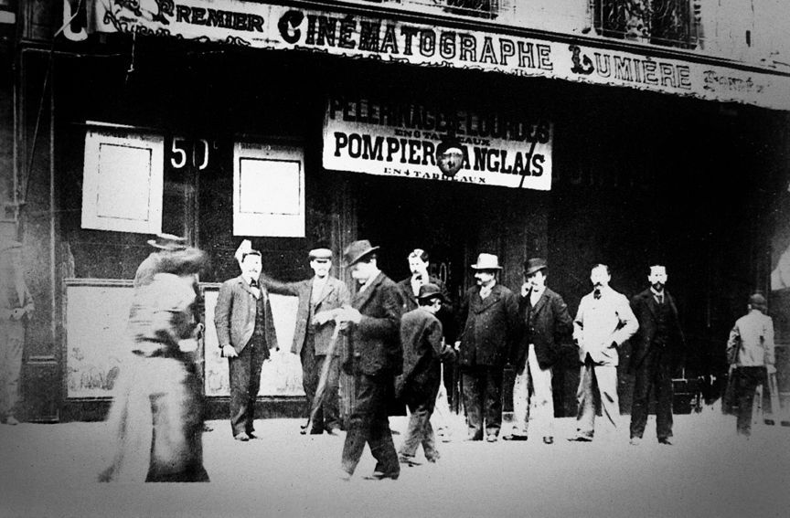 De cinematograaf van Lumire Na het succes van de eerste vertoning in Lyon openden de broers Lumire een theater in Parijs om hun films te laten zien 1897