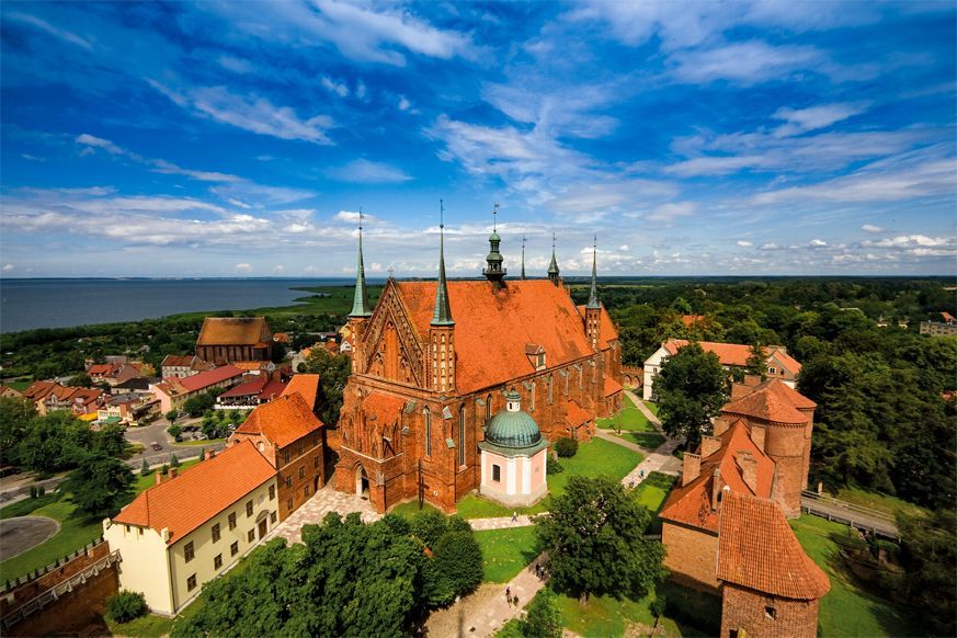 Het terrein van de kathedraal van Frombork die op een heuvel lag en door muren omringd was Daarbinnen bevond zich de toren waar Copernicus vermoedelijk zou hebben gewoond