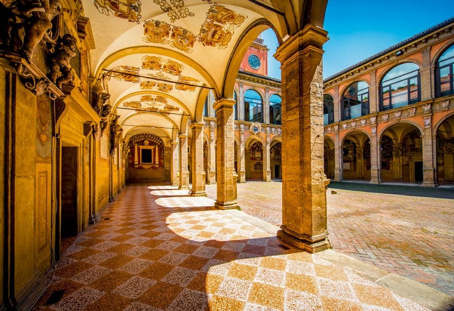 Het Archiginnasiopaleis van Bologna was de zetel van de Universiteit van Bologna toen Copernicus daar studeerde Tegenwoordig is hier de gemeentelijke bibliotheek gevestigd Op de foto is de binnenplaats te zien
