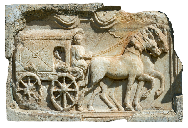 in de zuidmuur van de kerk van onzelievevrouw van maria saal in oostenrijk is dit romeinse grafmonument ingemetseld het laat zien hoe een pilentum eruit kan hebben gezien het relif is afkomstig uit de nabijgelegen romeinse stad virunum onder een deel van de opbouw van het pilentum uit pompe