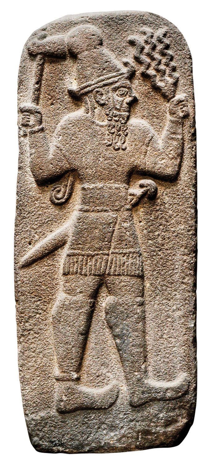 Tesjub De hettitische stormgod is afgebeeld op een Stle van Basalt In zijn handen houdt hij een drievoudige bliksemschicht en een bijl 9de eeuw VC