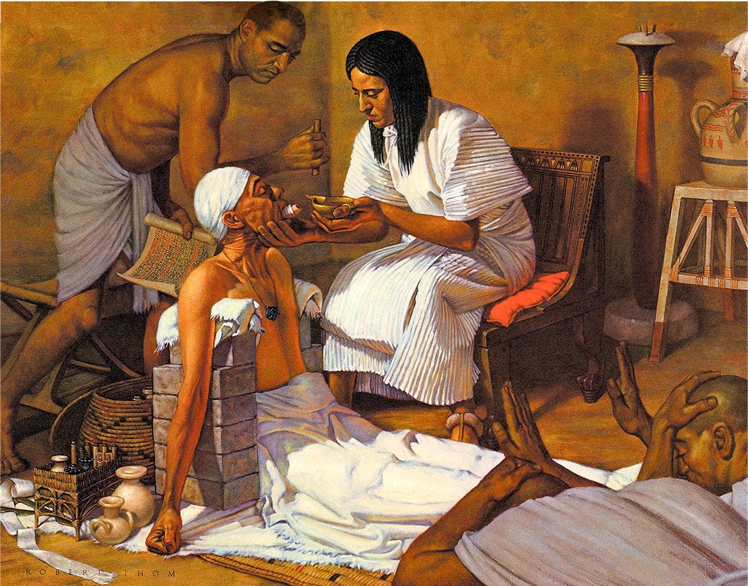 Een Egyptische priesterarts zorgt voor een zieke Achter de patint houdt een doktersassistent een papyrusrol met recepten en geneesmethoden vast