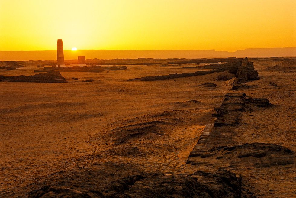 Runes van het paleis van Amarna gebouwd door farao Achnaton De necropool van de stad maakt de impact van de plaag duidelijk