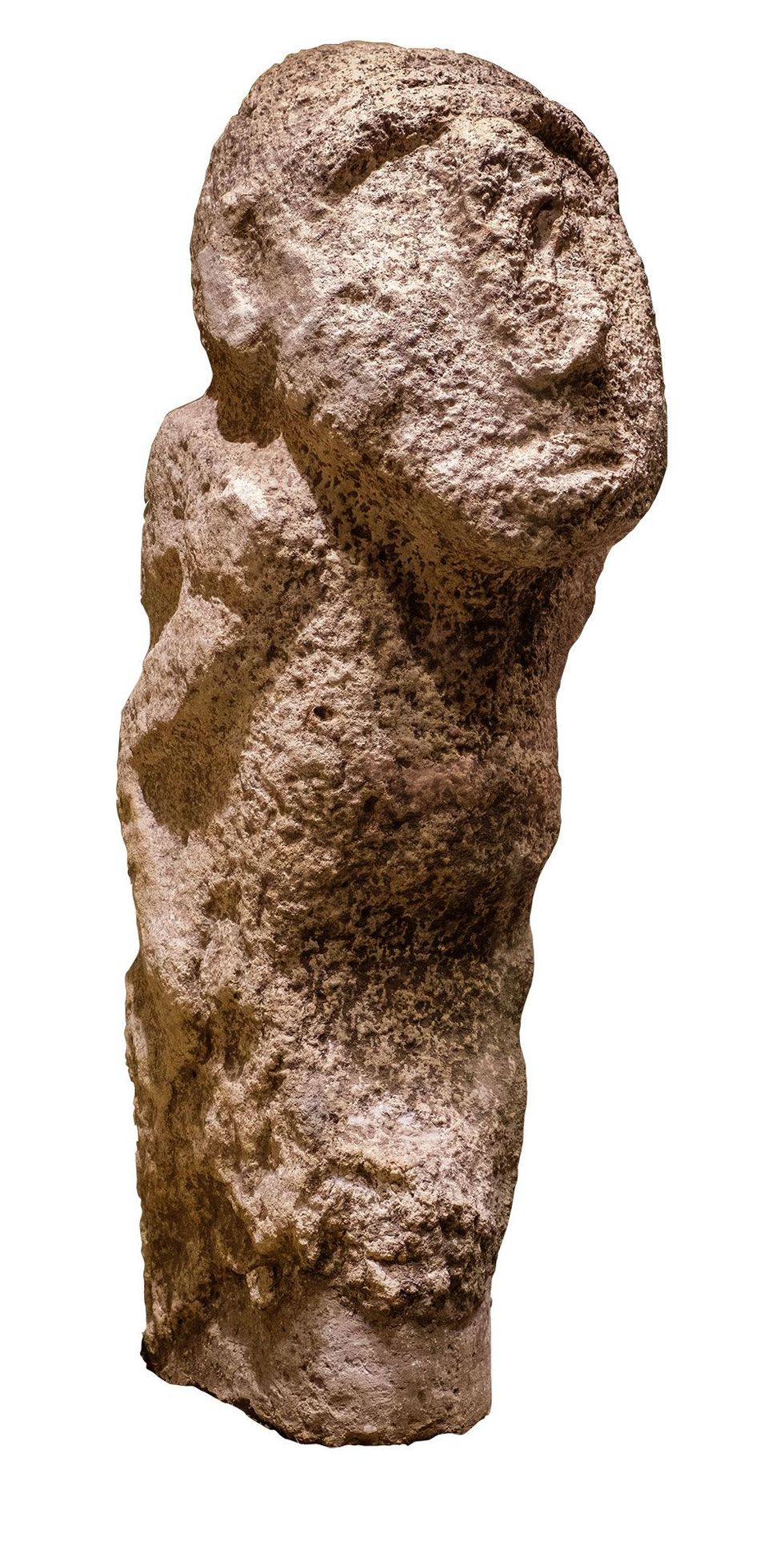 Naast ongeveer 250 Tpilaren leverden opgravingen in Karahan Tepe een groot aantal mensfiguren op in afmetingen varirend van meer dan levensgroot tot zeer klein Deze totem is ca een meter hoog