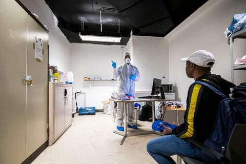 Verpleegkundige Thierry werkt voor Samusocial een liefdadigheidsorganisatie die noodhulp biedt aan daklozen in Brussel en omgeving Tijdens de lockdown toverde hij een berging om in een ontvangstkamer waar hij dakloze patienten liet langskomen die niet bij een gewone dokter terecht konden