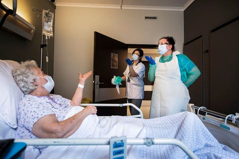 Fanny links en Lucy sturen handkusjes naar een patient met COVID19 die aan de beterende hand is  de best mogelijke manier om in deze situatie wat extra steun te bieden De vrouw is inmiddels coronavrij