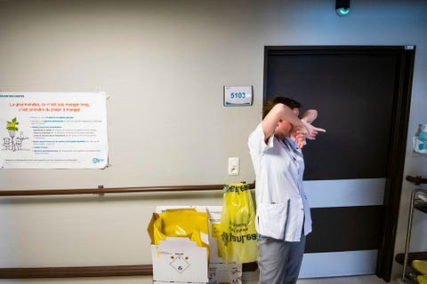 Clara is ontdaan nadat ze zojuist een overleden patient heeft aangetroffen Normaal gesproken werkt ze als kinderverpleegster op de afdeling Pediatrie maar in de coronatijd hielp ze ook ouderen Ze is het niet gewend om dode mensen te zien Een uur voordat de man overleed kamde ze nog zijn haar