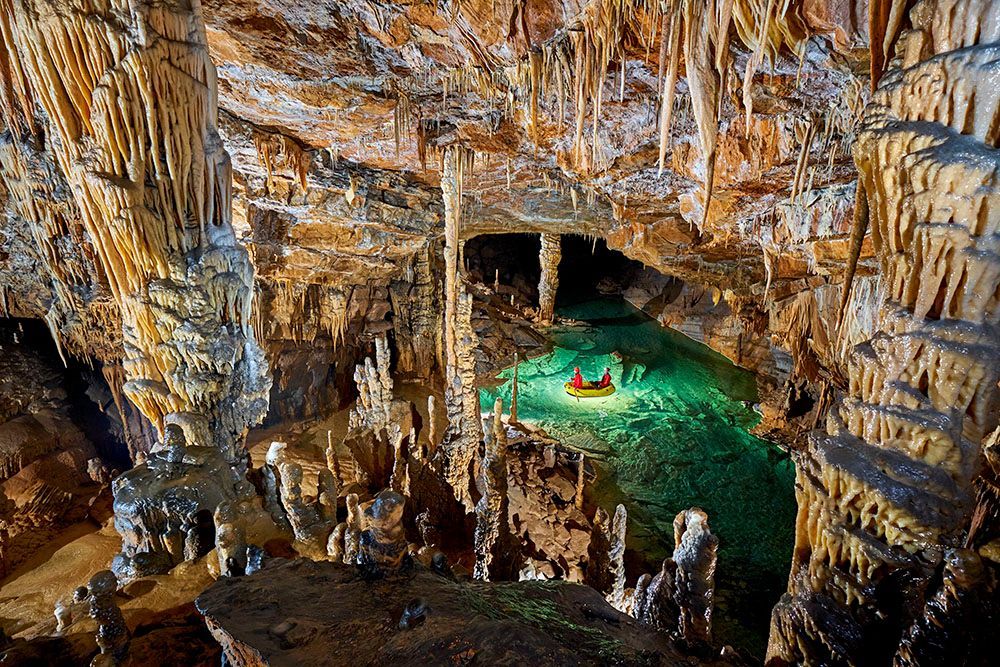 Kalvarija is het spectaculairste deel van de Krinagrot Deze galerij loopt langs druipsteentrappen en een meer  een van de 45 in het acht kilometer lange grottenstelsel  waar twee rivieren samenkomen In totaal zijn er 22 meren toegankelijk voor toeristen