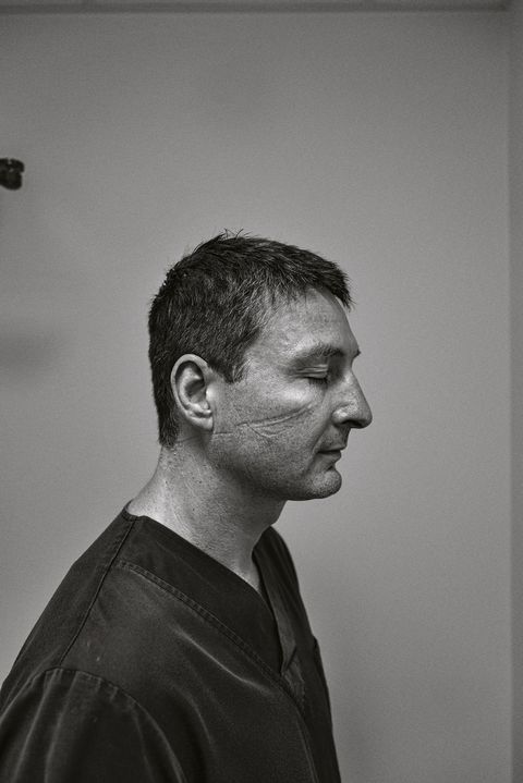 Na uren werken met een masker op heeft Yves Bouckaert hoofd van de intensive care van het CHU Tivoli in La Louvire de afdruk op zijn gezicht staan