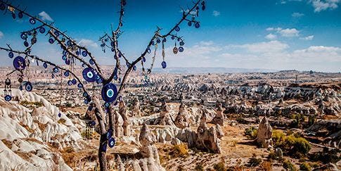 Nazar  In Turkije en andere delen van de Islamitische wereld moet deze amulet bescherming bieden tegen het kwade oog  een idee dat al minstens vijfduizend jaar oud is