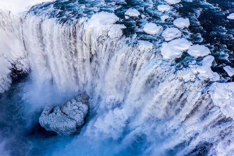 IJSLAND  De Dettifosswaterval een van de grootste in Europa verplaatst gemiddeld tweehonderd kubieke meter water per seconde In de winter is de directe omgeving volledig verijsd de rivier zelf is te groot en krachtig om te bevriezen